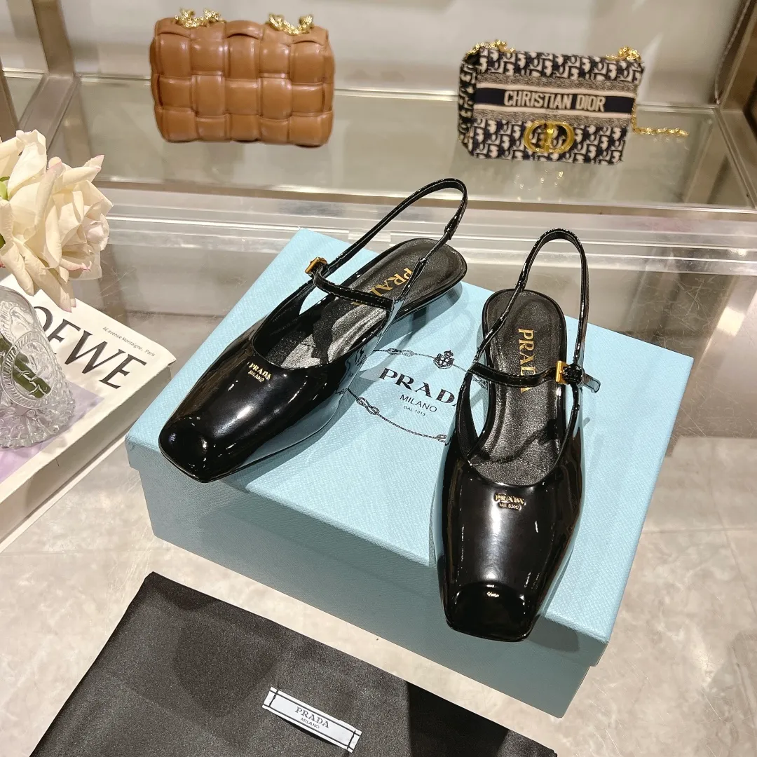 👟👟Ex-factory price 500👟👟 25-year new model launched on the catwalk star's new fashion trend [PRADA] square toe high heel square heel thick heel sandal back empty single shoe. ✨✨The upper is made of imported cow patent leather, the open edge beads and the inner pads are made of imported sheepskin, and the Italian injection molded leather outsole. ⚠️3 heel heights: flat, 5.5cm, 8.3cm. 🐎size: 35-40 (41 can be customized, non-refundable)